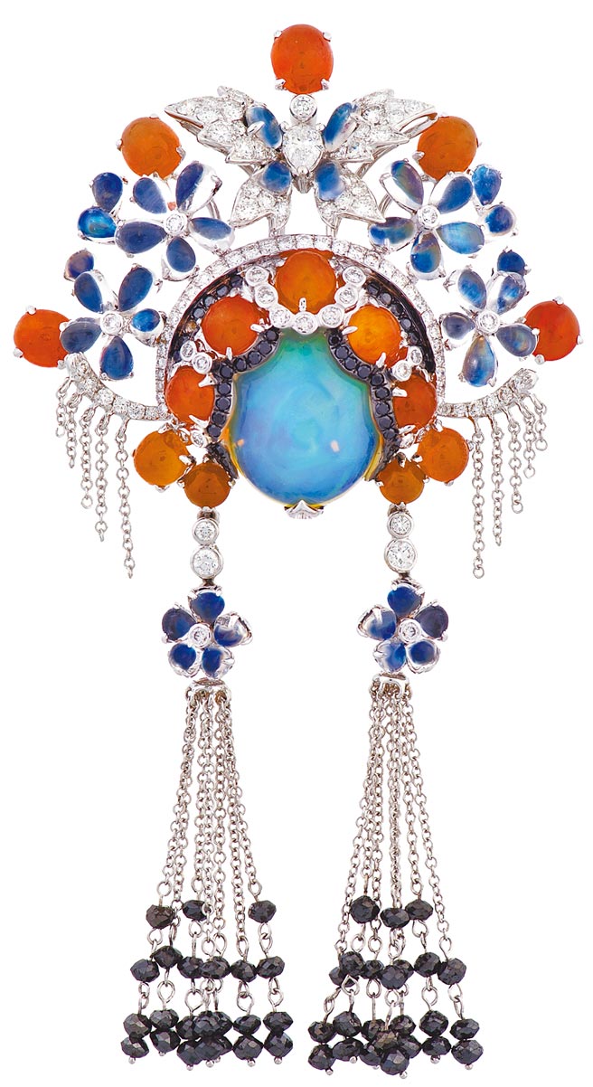 JHENG珠寶黃翡蛋白石臉譜墜飾，66萬元。（JHENG JEWELLERY提供）