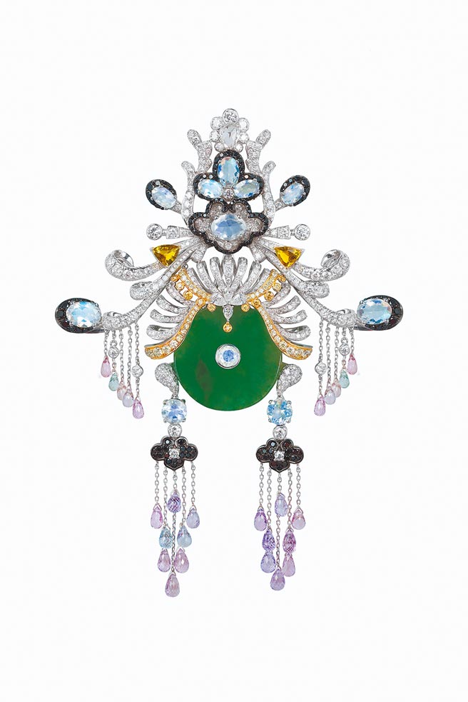 JHENG珠寶月光石翡翠臉譜墜飾，154萬元。（JHENG JEWELLERY提供）
