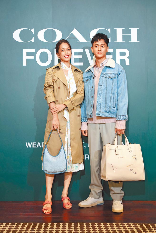 陳庭妮、劉冠廷出席Coach精品活動，大談近日拍戲的有趣歷程。陳庭妮身穿Coach日記刺繡風格風衣3萬5800元、領結抓褶印花連身裙3萬2800元、Mollie涼鞋8500元、Ergo經典Signature緹花面料單肩手袋1萬9800元。劉冠廷以粉紅現身，Coach丹寧夾克2萬3800元、睡衣襯衫9500元、刺繡羊毛毛衣1萬6800元、平面立體剪裁單色長褲1萬1800元、Citysole高筒休閒鞋1萬1800元、Field 40刺繡托特手袋2萬5800元。（Coach提供）