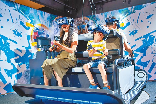 宏匯广场超级匯会员在VR ZONE NEW TAIPEI刷宏匯广场玉山联名卡购票，原价350元，5月31日前单项游戏设施优惠150元，4张套票优惠500元。（宏匯广场提供）