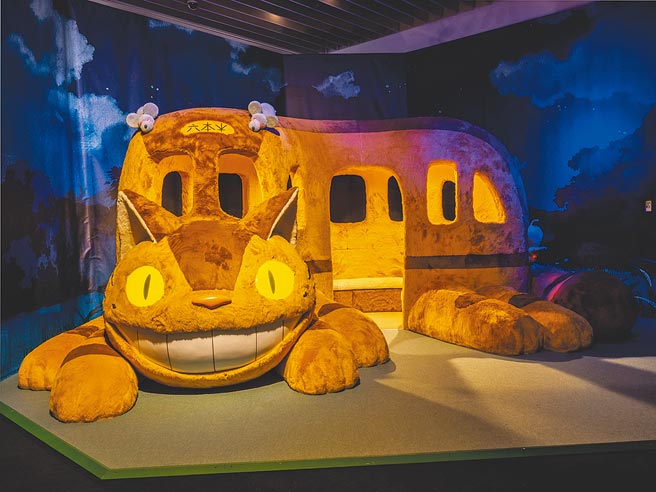 《龙猫》「龙猫公车」敞开车门迎乘客上车。（中日新闻社提供）