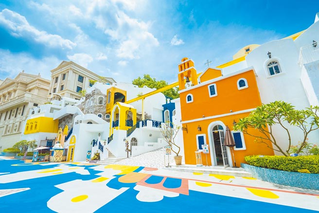 义大游乐世界购买全年护照送5星级饭店住宿券。（义大游乐世界提供）