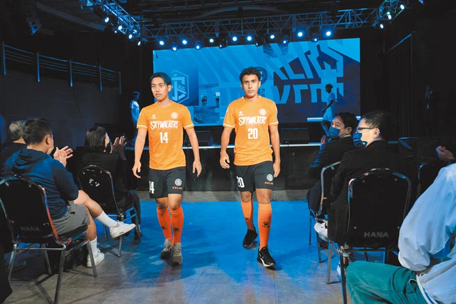 展逸天行者足球队队长前里陆斗（左）和队友走秀展示球队新球衣。（展逸国际企业提供）