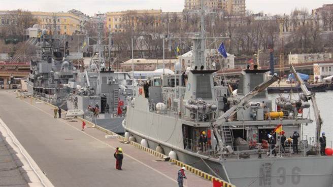 北約組織4艘戰艦進入烏克蘭南方的奧德薩港，將與烏克蘭海軍進行聯合演習，表態支持烏克蘭政府軍。（圖／推特@GlasnostGone）

