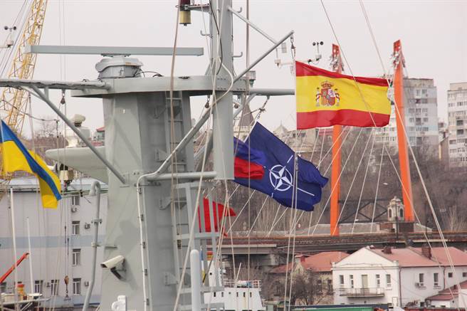目前進駐烏克蘭奧德薩港的4艘北約組織戰艦分屬西班牙、羅馬尼亞與土耳其3國。（圖／推特@GlasnostGone）