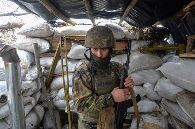 烏克蘭政府軍向盧甘斯克地州派出大量部隊，內戰一觸即發。圖為烏克蘭政府軍在面對盧甘斯克的陣地中。（圖／路透）