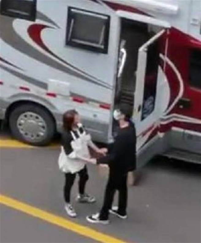 赵又廷探班高圆圆，小俩口手拉手聊天。(图／翻摄自微博)