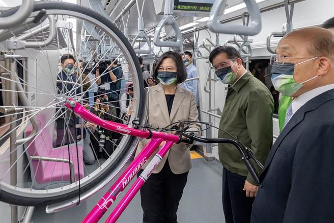 总统蔡英文（左起）、交通部长林佳龙、行政院长苏贞昌，1日一同参观台铁的EMU900型电联车。（图／摘自蔡英文脸书）