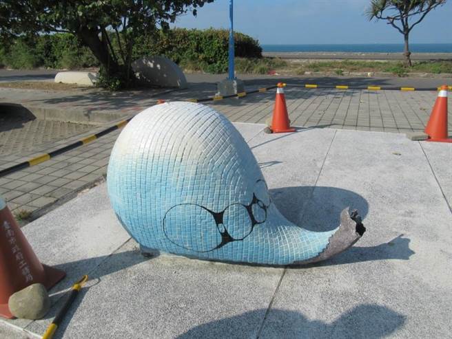 鲸鱼尾巴断裂毁损。（台南市工务局提供／曹婷婷台南传真）