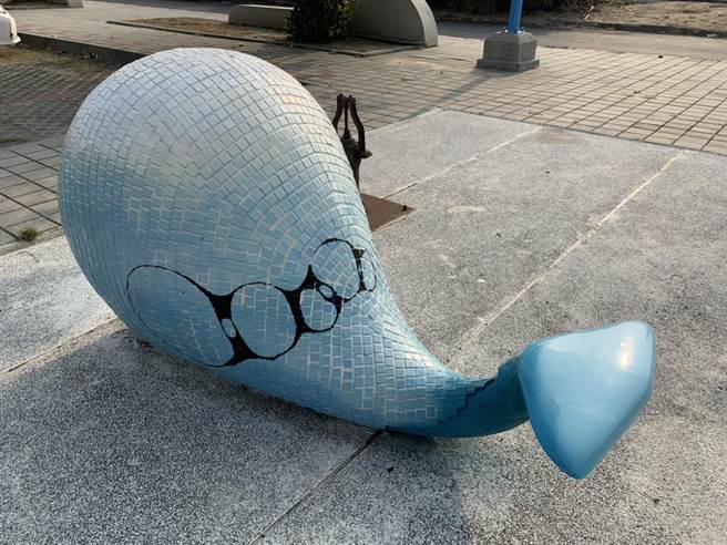 鲸鱼尾巴以3D列印修復完成。（台南市工务局提供／曹婷婷台南传真）