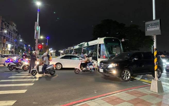 轎車撞上高雄輕軌，民眾見這一幕直呼轎車駕駛是天兵。(圖／翻攝自臉書)  