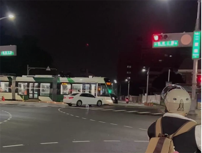 轎車撞高雄輕軌，恐吃下罰單。(圖／翻攝自臉書)
