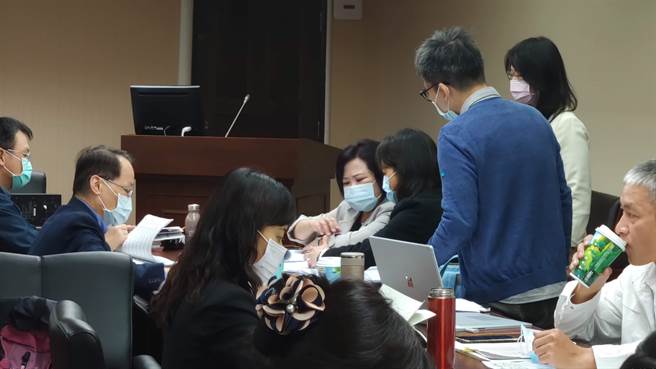 立法院社会福利及卫生环境委员会今天审查「劳工职业灾害保险及保护法」。（林良齐摄）