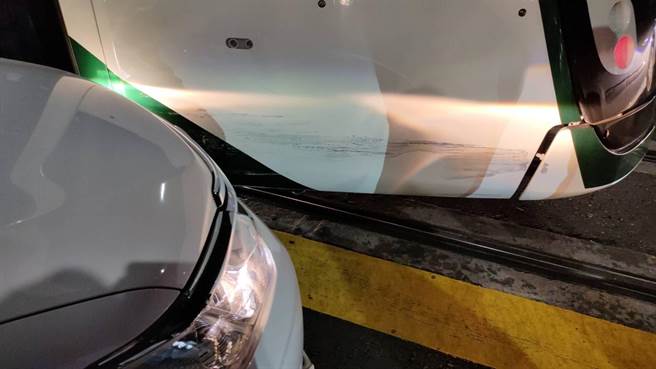 7日晚间9点多，一辆白色自小客车行经凯旋三路、左转二圣路时与轻轨列车擦撞，轻轨车头留下明显刮痕。（高雄捷运公司提供／袁庭尧高雄传真）