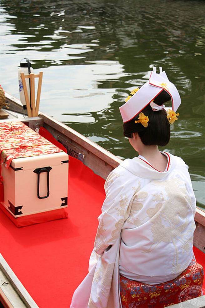 摇橹船巡游水乡12桥的新娘嫁娶仪式是菖莆祭的重头戏