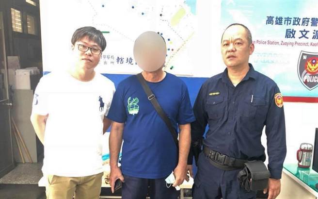 张姓男子（中）感谢左营警方识破骗局，保住他的血汗钱。（警方提供／林瑞益高雄传真）