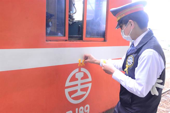 台铁太鲁阁号咧车事故头七，司机员在胸前繫上黄丝带、机车头也贴上黄丝带悼念殉职同仁。（王志伟摄）