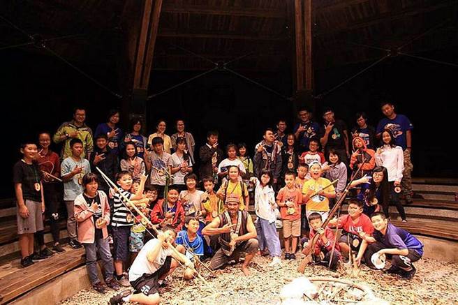 原民老师展示狩猎工具