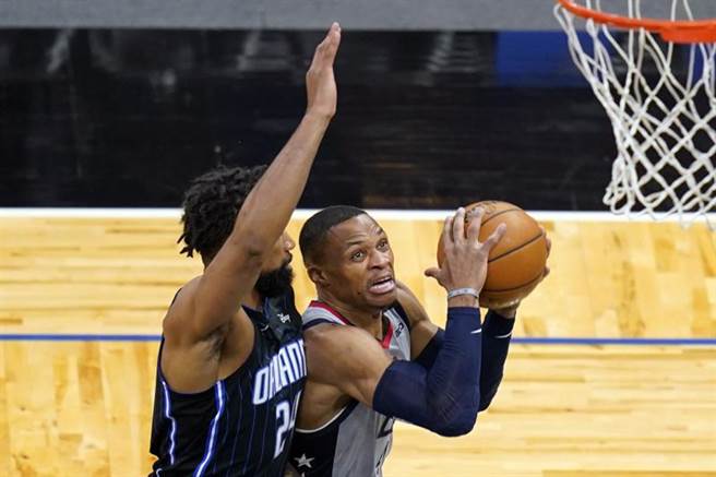 韦斯布鲁克缴出本季第20次大三元成绩单，帮助巫师戏耍魔术中止4连败，同时也成为NBA史上第二人。(美联社)