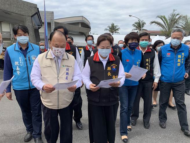 宜兰副县长林建荣、花莲县长徐榛蔚及台东县长饶庆铃3人今早来到花莲殡仪馆，为无辜亡魂祈福与哀悼。（黄婉婷摄）