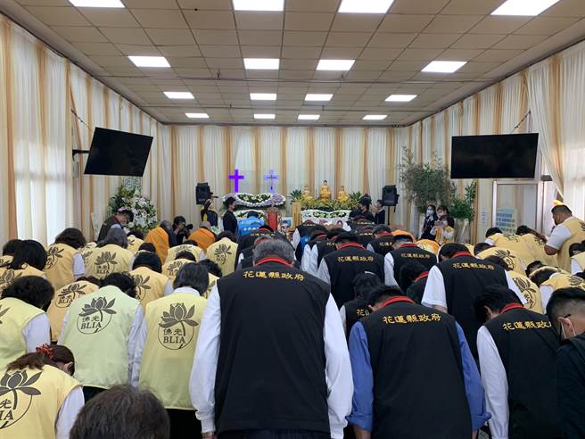 宜花东3县首长今早10时许抵达花莲殡仪馆，3人先行至灵堂上香鞠躬，吊唁太鲁阁事故亡魂，也慰问在场工作人员，感谢眾人为台湾付出。