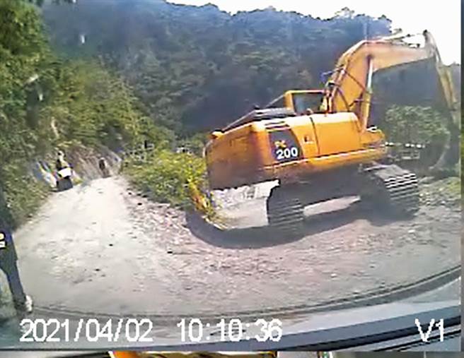 太鲁阁号事件，运安会主委杨宏智表示，李义祥与外籍移工阿好两人事发当时的关键对话，全都被怪手的行车记录器录下，所有细节都已交给检调单位调查。（图／读者提供）
