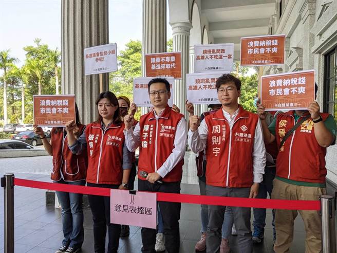 台湾基进8日宣布成立高雄巿议会监督小组。（曹明正摄）