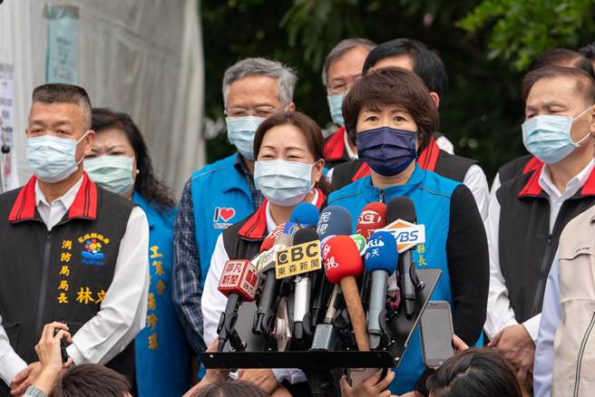 台铁408车次太鲁阁号2日酿50死意外，台东、花莲、宜兰县3位首长于8日前往花莲市殡仪馆共同吊唁罹难者。（图／蔡旻妤）