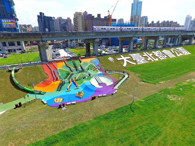 羅姓男子與已婚蔡姓女子首次在三重大都會公園（圖）公廁擦出火花，後續又6度發生性關係，台北地院判他應賠蔡夫30萬元。（本報資料照片）