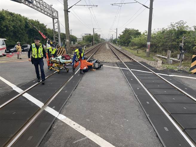 老翁疑因身体不适倒卧平交道，火车司机员机警煞车通报并下车协助。（民眾提供／何冠娴苗栗报导）