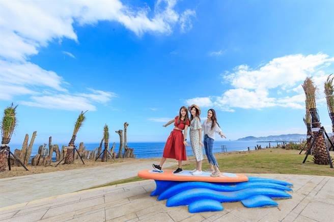 金山中角湾知名衝浪胜地，在旅展购买衝浪体验有相关优惠。(新北市观光局提供)