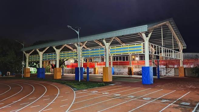 卓蘭國小半戶外球場晚間開啟照明設備，提供社區民眾使用。（卓蘭國小提供／巫靜婷苗栗傳真）