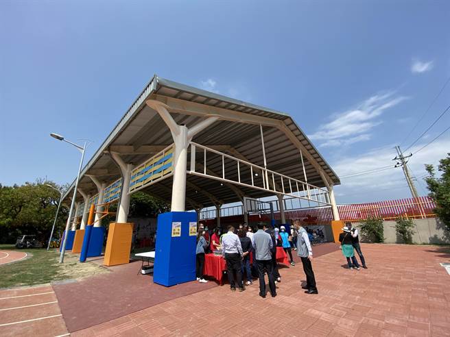 卓蘭國小半戶外球場6日風光啟用。（巫靜婷攝）