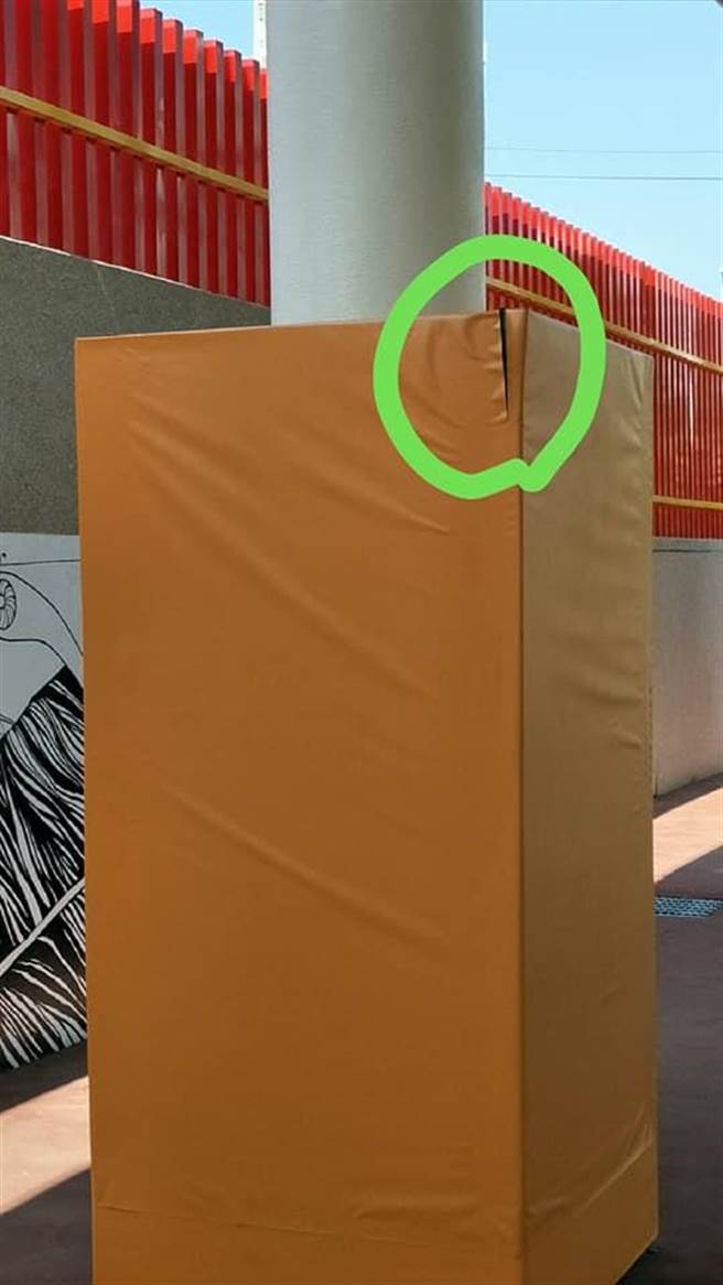 卓蘭國小半戶外球場6日才剛啟用，就被學校師長發現球場柱子的護套疑似遭人破壞，學校避免破窗效應，加強呼籲學生及社區民眾珍惜得來不易的資源。（卓蘭國小提供／巫靜婷苗栗傳真）