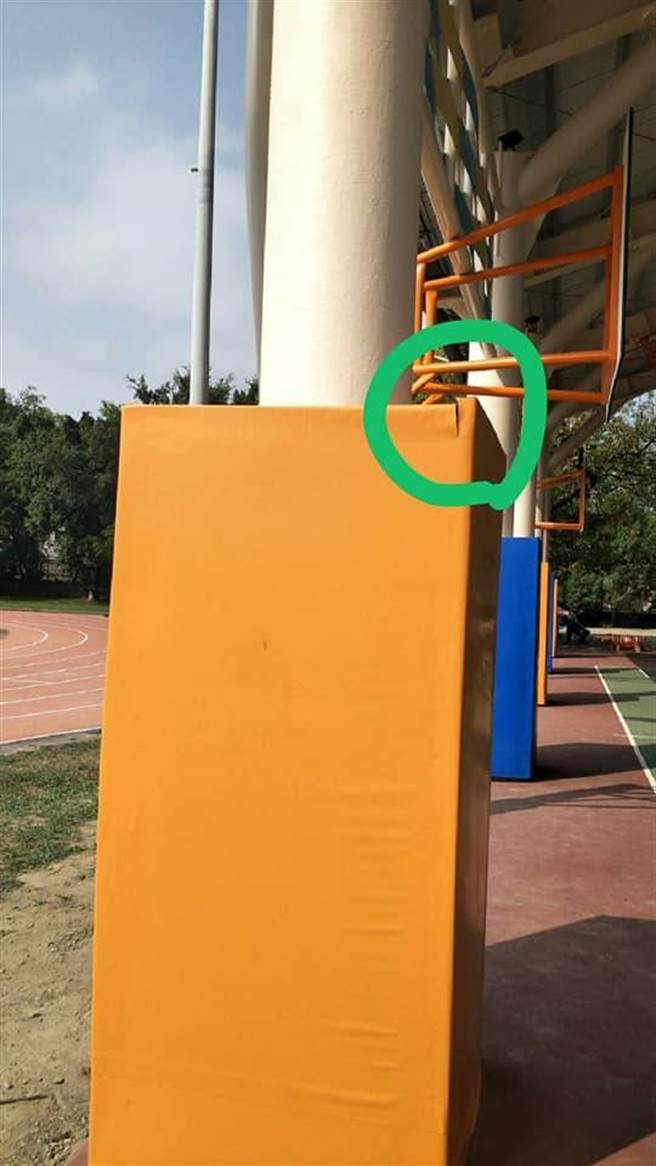 卓蘭國小半戶外球場6日才剛啟用，就被學校師長發現球場柱子的護套疑似遭人破壞，學校避免破窗效應，加強呼籲學生及社區民眾珍惜得來不易的資源。（卓蘭國小提供／巫靜婷苗栗傳真）