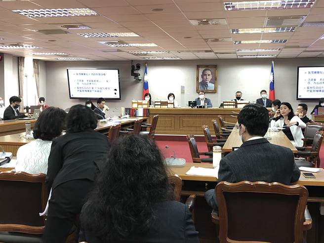 藍委李貴敏今天在立院司法及法制委員會質詢時，關切翁啟惠案遭監院一案三查。（趙婉淳攝）