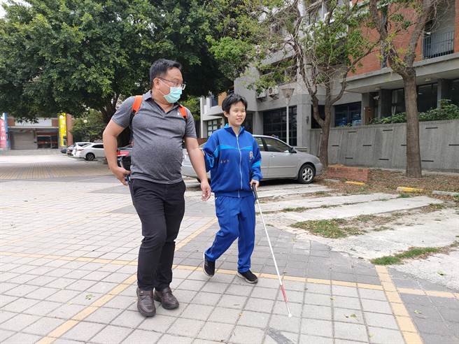 柯妤蓁的父親林廷宇，同時也是彰化縣政府教育處視障巡迴輔導組組長，他說妤蓁是太太與前夫所生，但他對妤蓁的愛不會輸給任何人。(吳建輝攝)