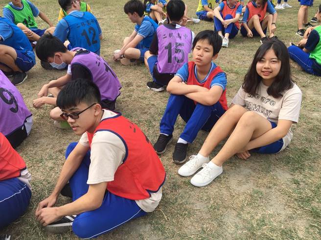 比賽當天柯妤蓁(左)在同班同學謝廷鈺(右)的幫助下，完成人生第一場大隊接力比賽。(周婉淑提供／吳建輝彰化傳真)