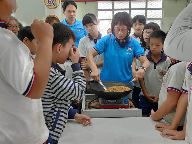 台南市官田国小农场大麦收割了，学童立即学习自制麦茶、大麦馒头。（台南市官田国小提供／刘秀芬台南传真）