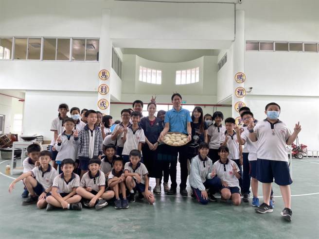台南市官田国小农场大麦收割了，学童立即学习自制麦茶、大麦馒头。（台南市官田国小提供／刘秀芬台南传真）