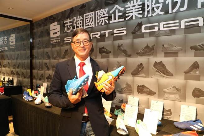 志強-KY董事長陳維家，手持自家代工生產Nike鞋款。（圖／劉朱松）