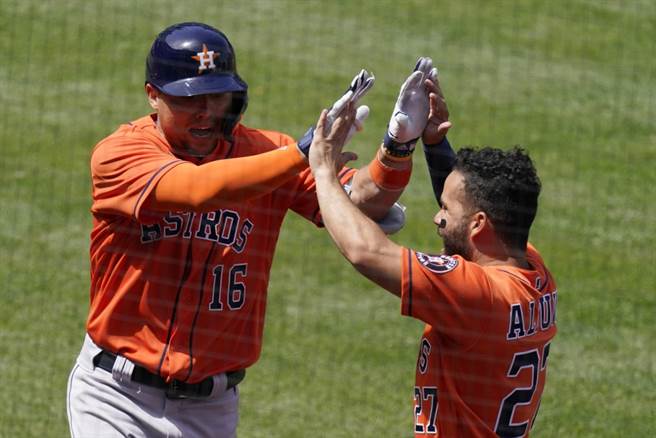 太空人Aledmys Diaz(左)与队友Jose Altuve庆贺。（美联社资料照）