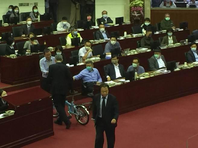 台北市議員王世堅8日送給台北市長柯文哲腳踏車，並在腳踏車刻上「市長不難專心市政而已。」（張立勳攝）