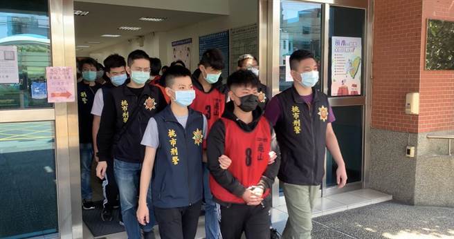 桃园市21岁李姓男子以经营宫庙阵头为掩护吸收中辍生，遭警方逮捕。（翻摄照片／赖佑维桃园传真）