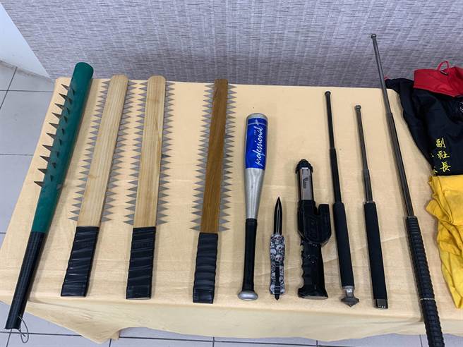 桃园市21岁李姓男子以经营宫庙阵头为掩护吸收中辍生，遭警方逮捕。（翻摄照片／赖佑维桃园传真）