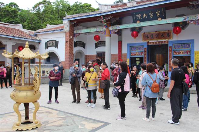 铜锣乡客家大院姜太公中部道场，供奉姜太公与湄洲妈祖、白沙屯妈祖、鹿耳门妈祖等7尊妈祖，吸引许多信徒参拜游园。（何冠娴摄）