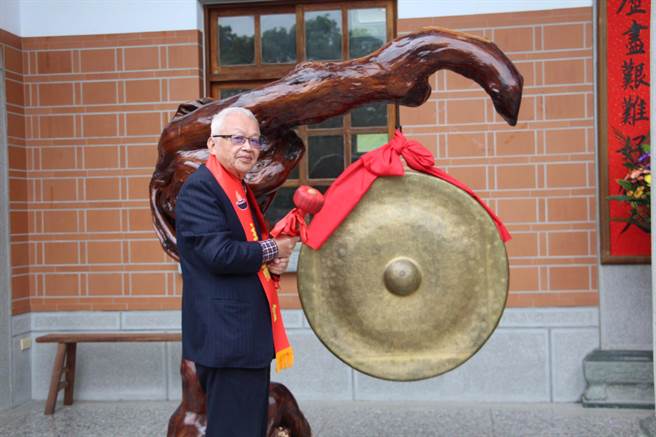 铜锣乡客家大院姜太公中部道场，园区内种有上万棵桐花树，目前绽放1到2成，8日台综院创办人刘泰英振臂敲锣，宣布客家大院桐花季展开。（何冠娴摄）