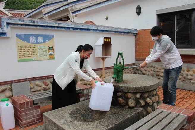 铜锣乡拥有百年不枯井的龙泉，客家大院姜太公中部道场打通老井，开放园区内1处龙泉供大家取用。（何冠娴摄）