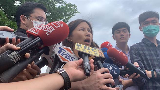 时代力量前秘书长、律师陈孟秀今代表立委王婉谕前来关心太鲁阁罹难外师。（黄婉婷摄）