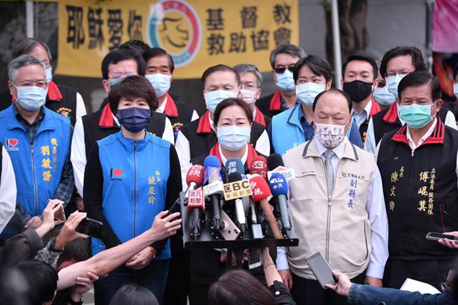 宜兰副县长林建荣、花莲县长徐榛蔚及台东县长饶庆铃3人到花莲殡仪馆哀悼。徐榛蔚怒批中央「怪东怪西」，「张冠李戴」。（花莲县府提供／王志伟花莲传真）